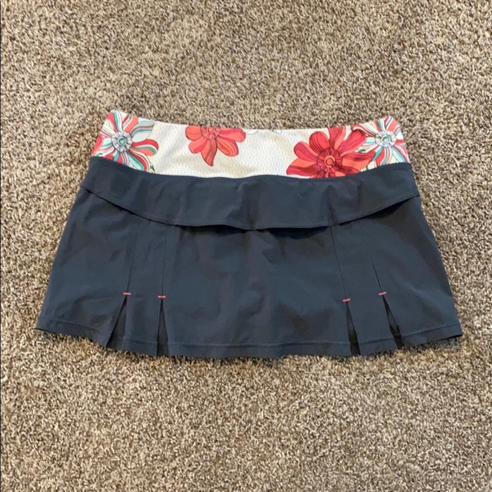 Lululemon size 8 skirt